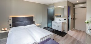 Habitació doble clàssica, 1 llit de matrimoni, accés a la piscina, zona enjardinada | Minibar gratuït, caixa forta a l'habitació i escriptori 