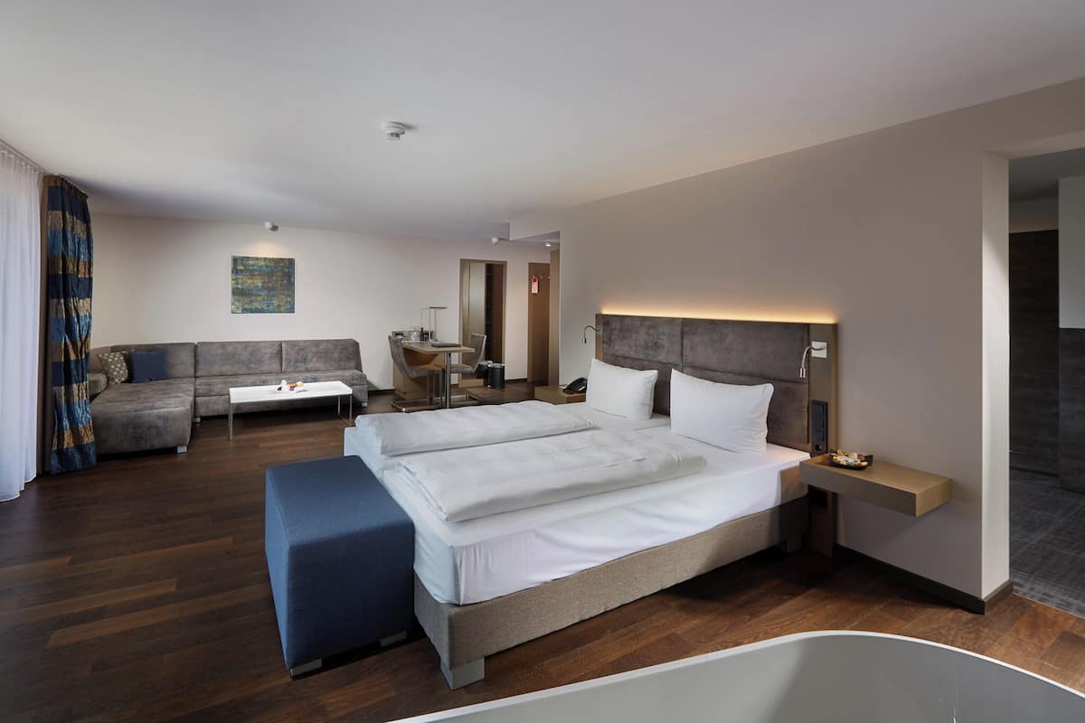 Suite superior, varias camas, balcón | 1 habitación, minibar, caja de seguridad en la habitación y escritorio