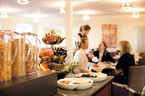 Café da manhã com buffet grátis todos os dias