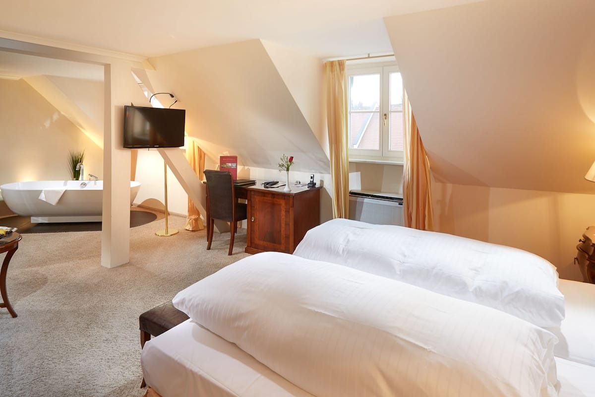 classic junior-suite | 1 bedroom, minibar, in-room safe, desk