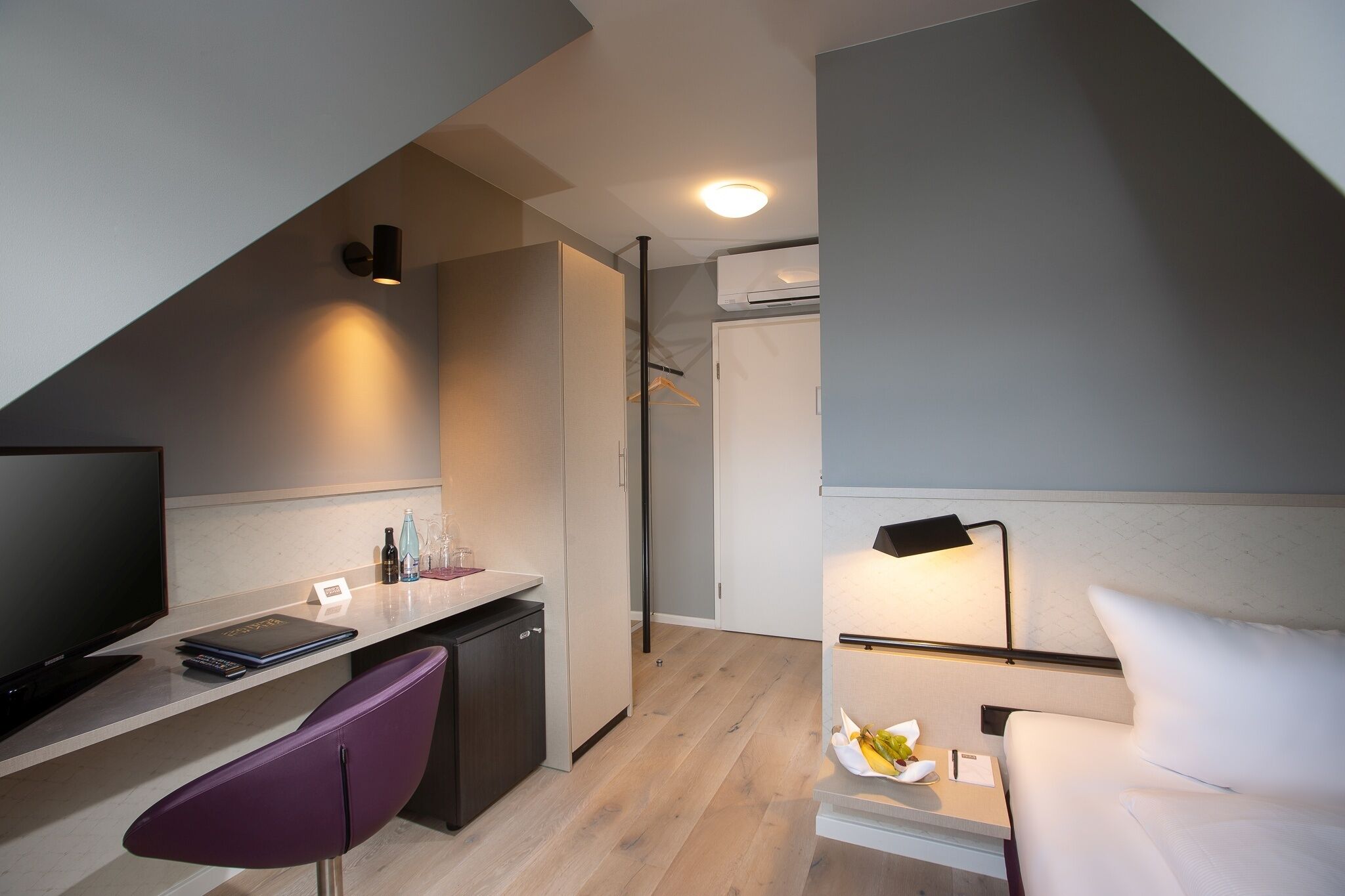 economy single room | 1 bedroom, minibar, in-room safe, desk