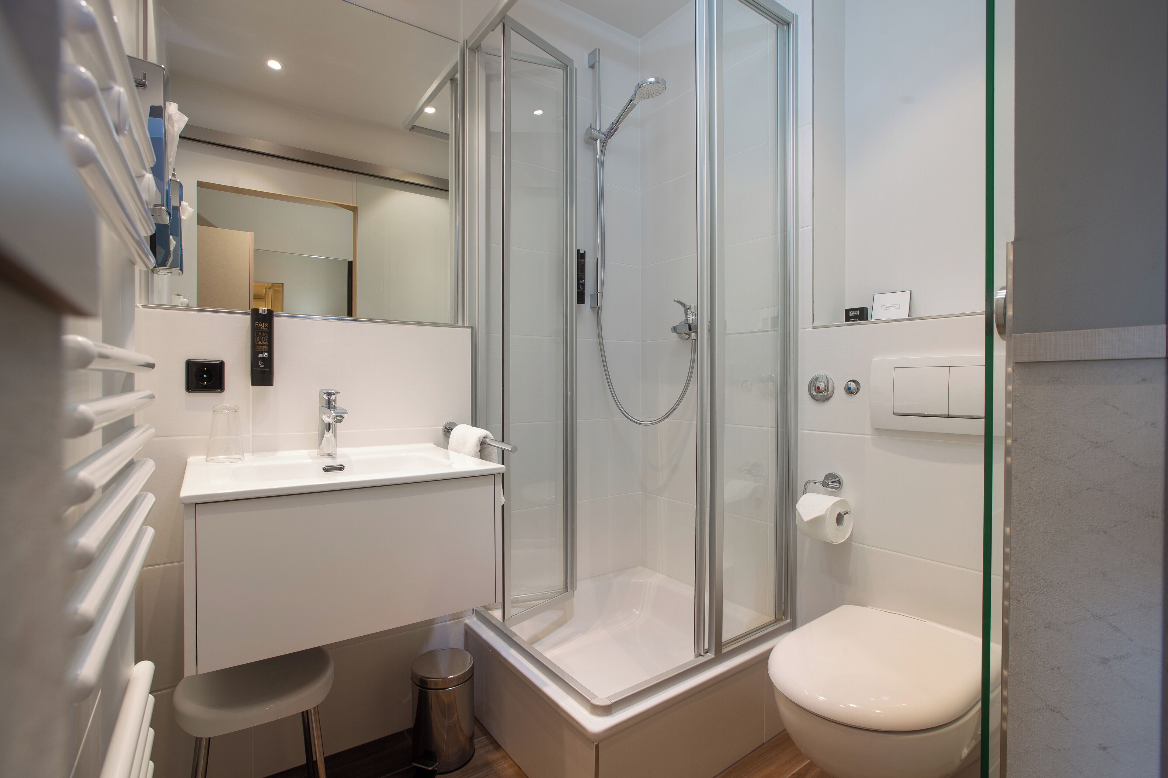 economy single room | bathroom | free toiletries, hair dryer, bathrobes, towels