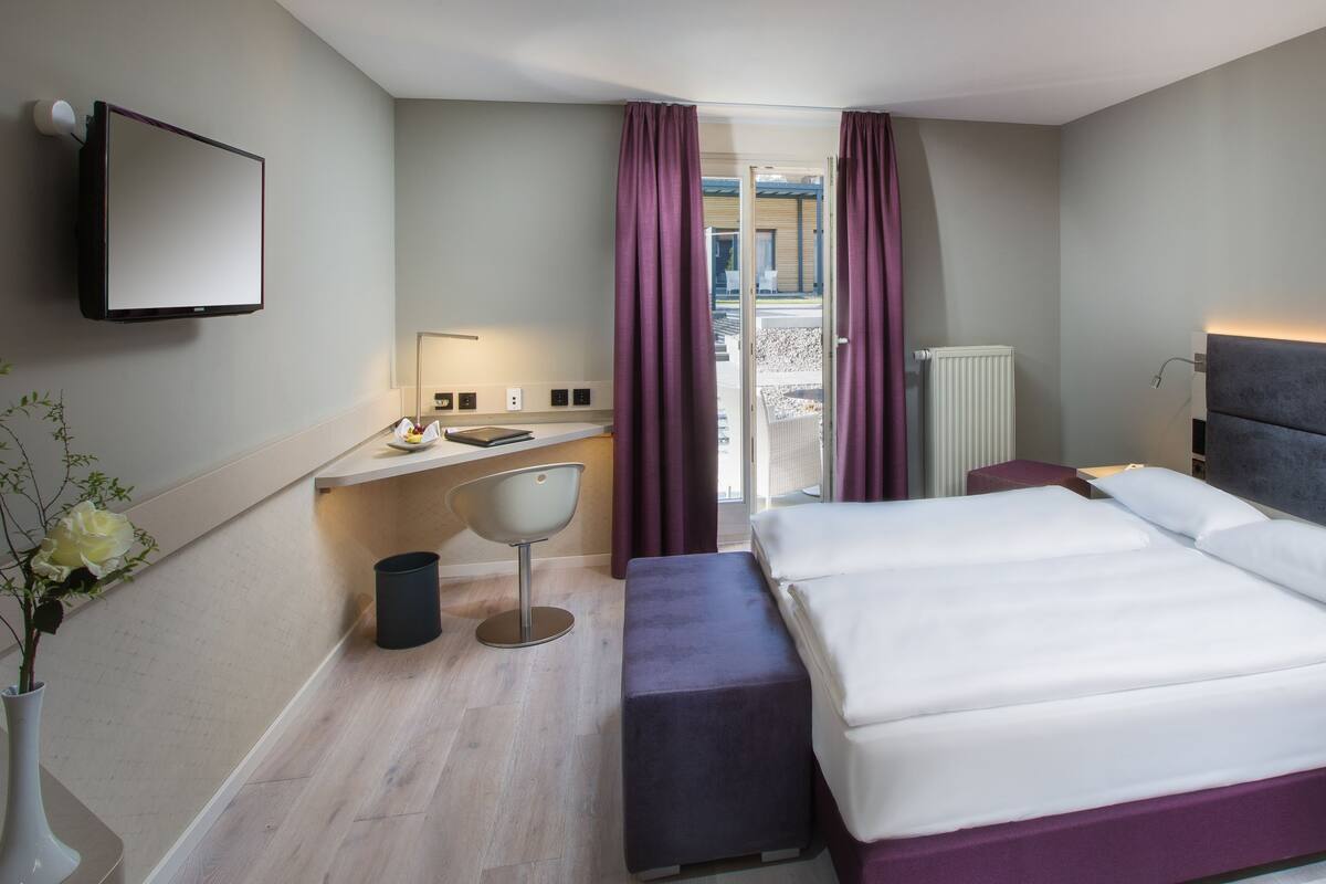 Classic-Doppelzimmer, 1 Queen-Bett, Poolzugang, zum Garten hin