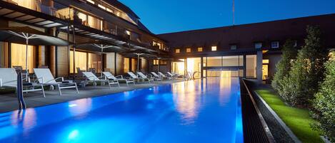 Outdoor pool, pool umbrellas, sun loungers