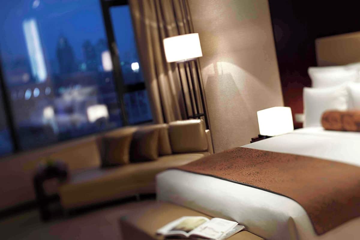 Deluxe kamer, 1 kingsize bed | Donzen dekbedden, een minibar, een kluis op de kamer, een bureau