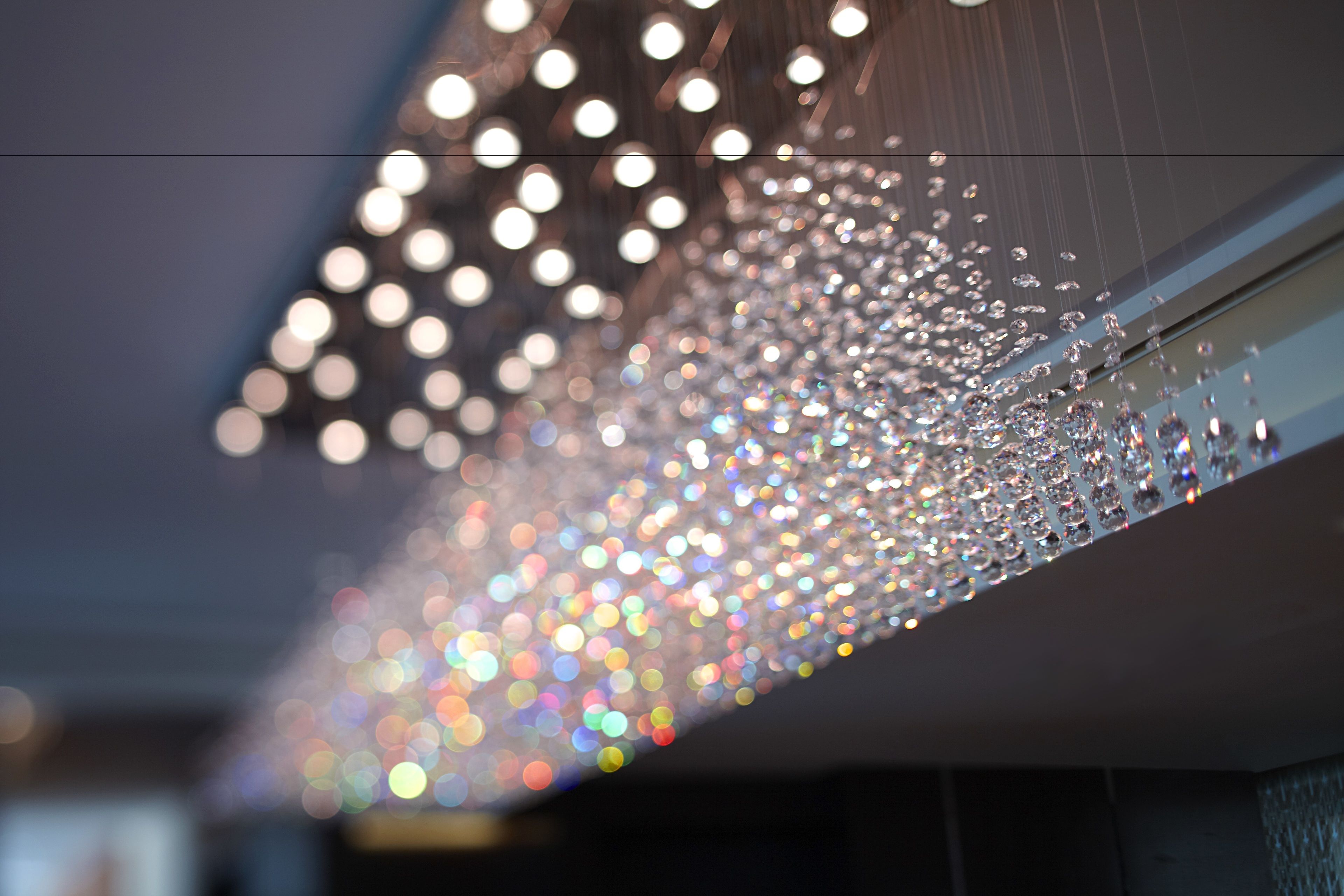 Primer plano de un techo con una guirnalda de luces creando un efecto bokeh.