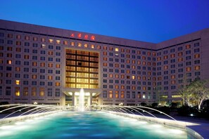 A large hotel building with a central courtyard and a fountain. - Renaissance Tianjin Lakeview Hotel (Tianjin)