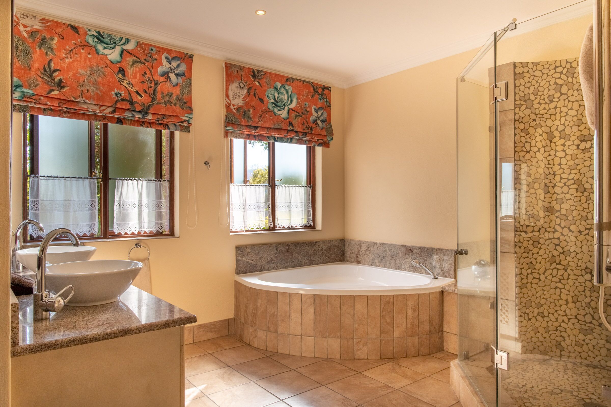 Une salle de bain avec une baignoire, un lavabo et un espace douche.