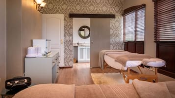 Couples treatment rooms, body treatments, aromatherapy