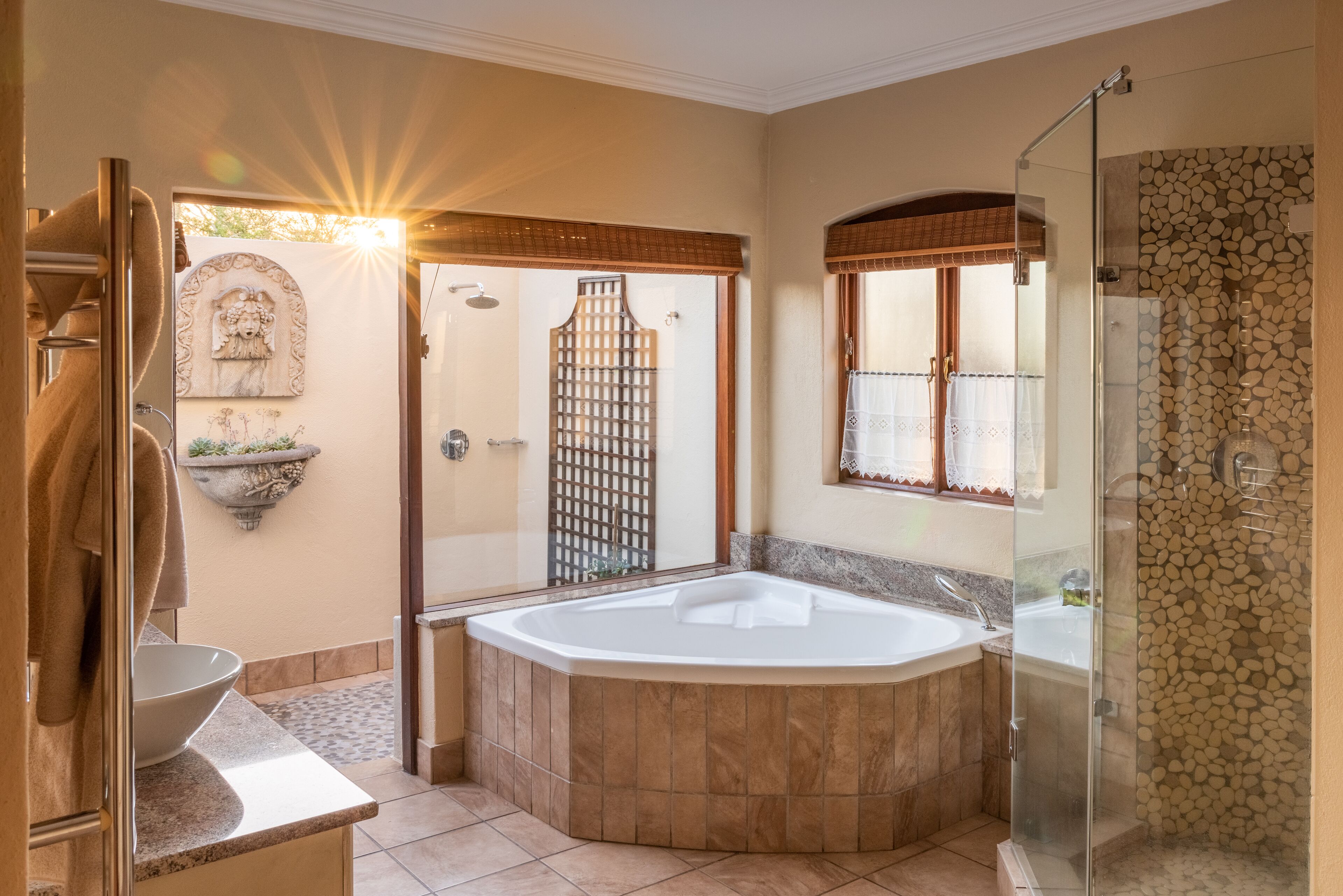 Suite Exécutive | Salle de bain | Baignoire et douche séparées, baignoire relaxante profonde