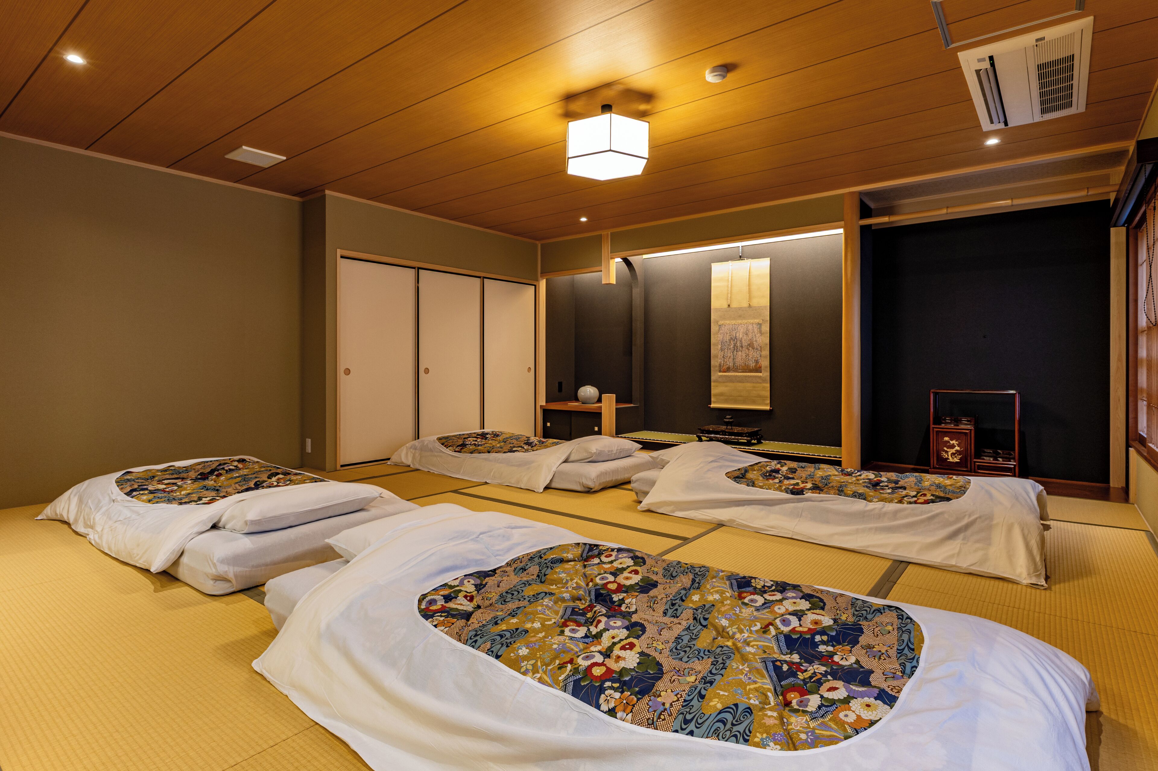 Una habitación japonesa tradicional con suelo de tatami, dos esteras de tatami y un panel shoji.
