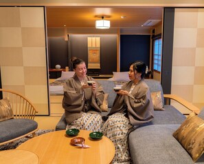 和風スイート | 高級寝具、セーフティボックス (室内)、客室ごとに異なる装飾、デスク