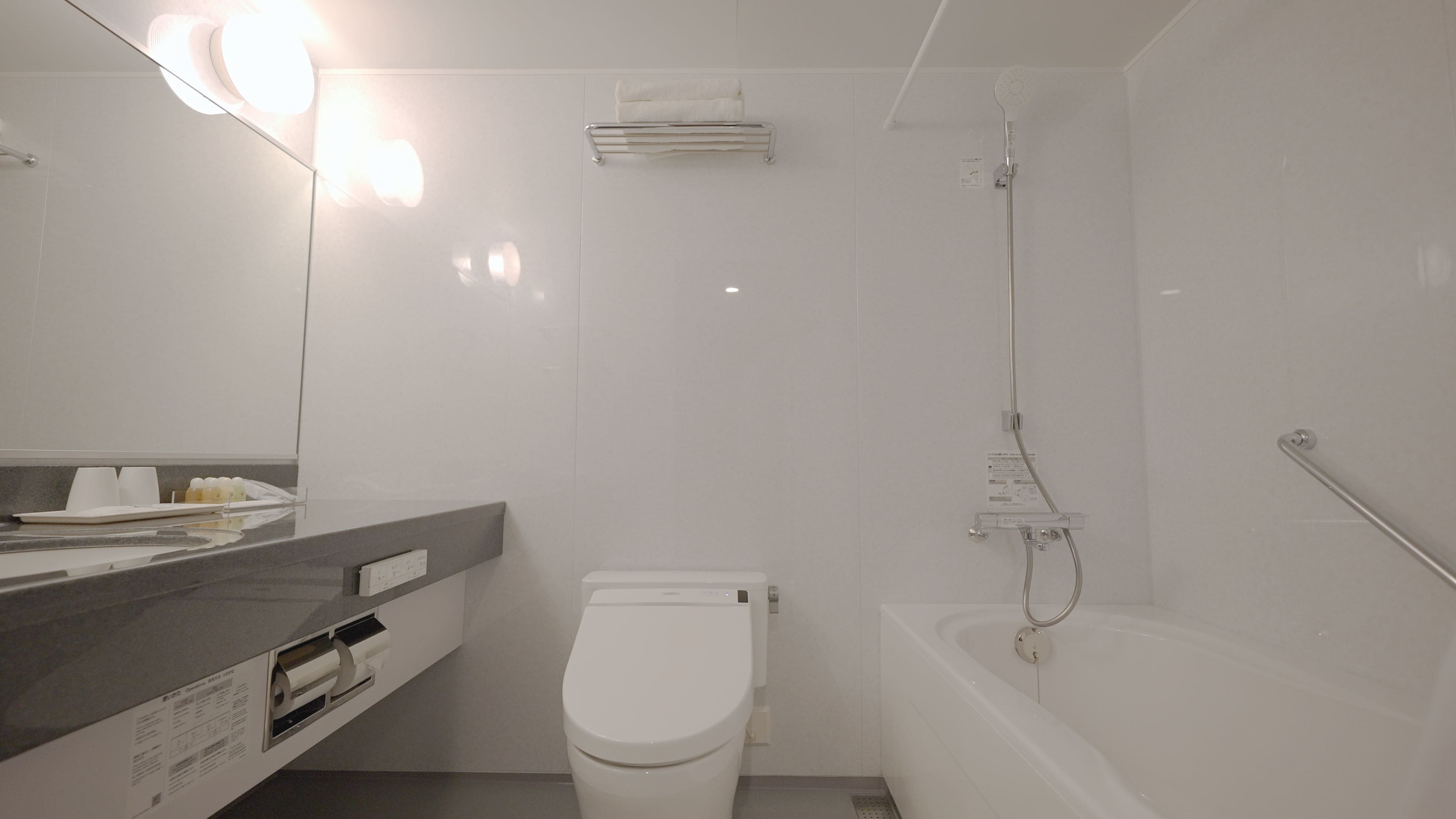 Un baño moderno con inodoro, ducha y lavamanos.