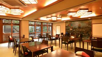 Daily cooked-to-order breakfast (JPY 4000 per person)