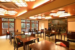 Daily cooked-to-order breakfast (JPY 4000 per person)