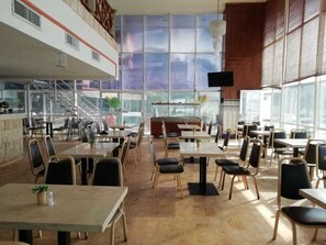 2 restaurants; breakfast, lunch, and dinner served