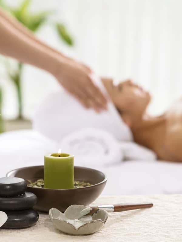 Soins corporels, massages sur la plage, gommages corporels