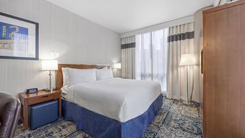 Standardzimmer, 1 King-Bett, Stadtblick, Eckzimmer | Daunenbettdecken, Pillowtop-Betten, Zimmersafe