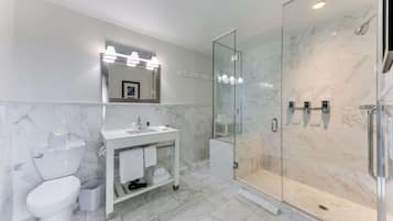 エグゼクティブ スイート キングベッド 1 台 冷蔵庫 & 電子レンジ シティビュー (Walk-in Shower;with Sofabed) | バスルーム | バスアメニティ (無料)、ヘアドライヤー、タオル