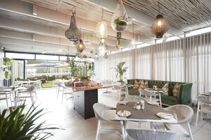 Lunch and dinner served