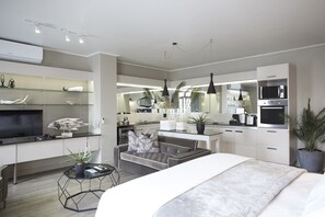 Refrigerador con freezer, microondas, horno, placa de cocina