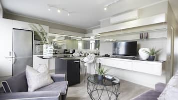 Full-size fridge, microwave, oven, stovetop