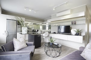 Full-sized fridge, microwave, oven, stovetop