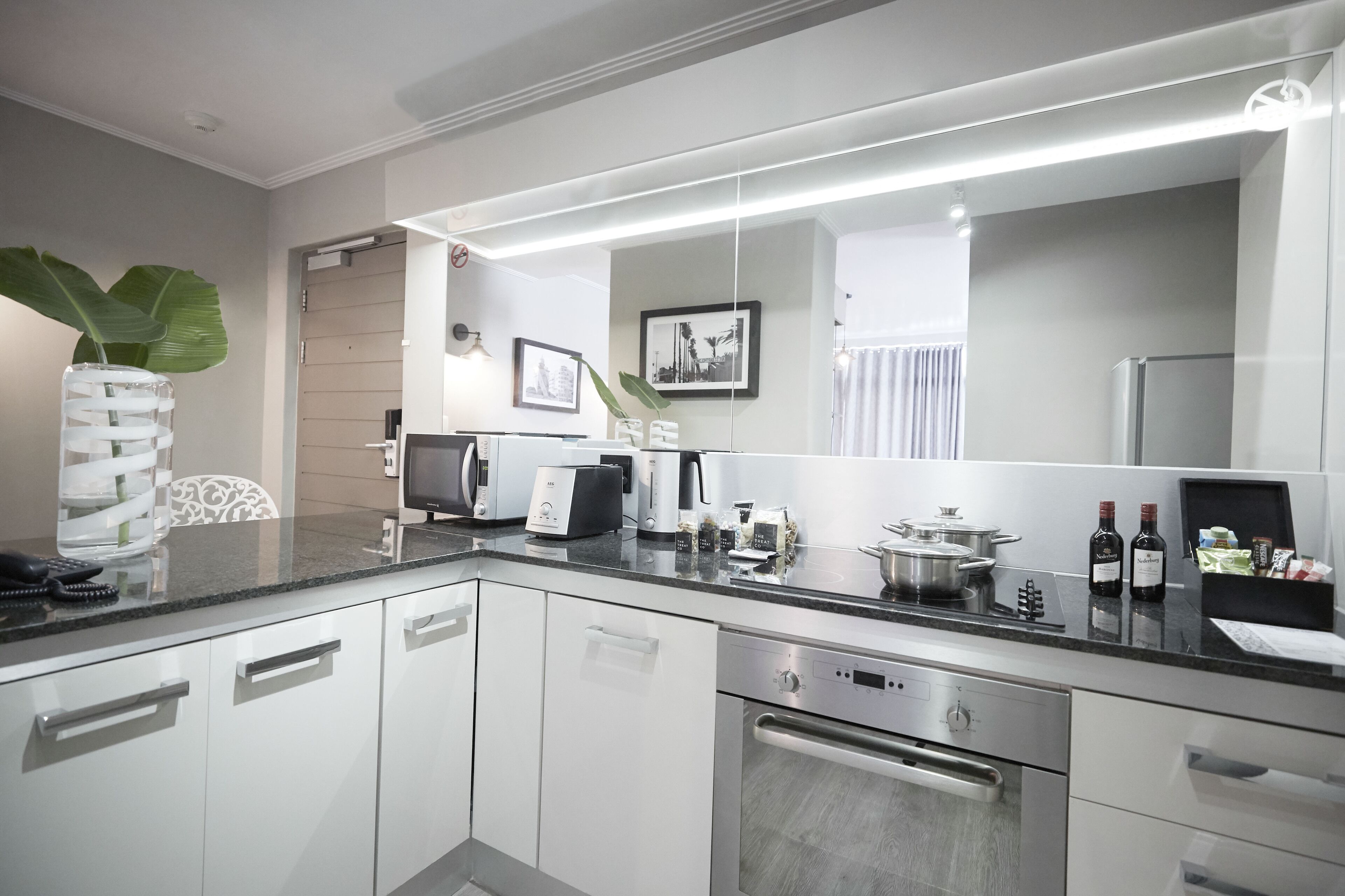 full-sized fridge, microwave, oven, stovetop