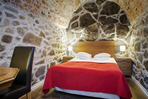 Økonomi-dobbeltrom, ingen vinduer (Shared Bathroom) | Lydisolert, strykejern/-brett, wi-fi (inkludert) og sengetøy