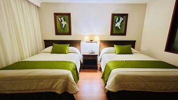 Habitación doble | Caja de seguridad en la habitación y escritorio