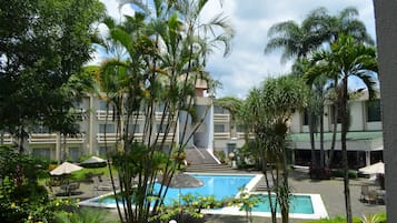 Una piscina al aire libre