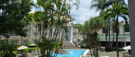 Una piscina al aire libre