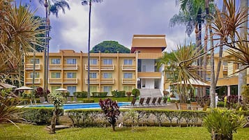 Vista frontal de la propiedad