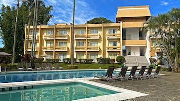 Vista frontal de la propiedad