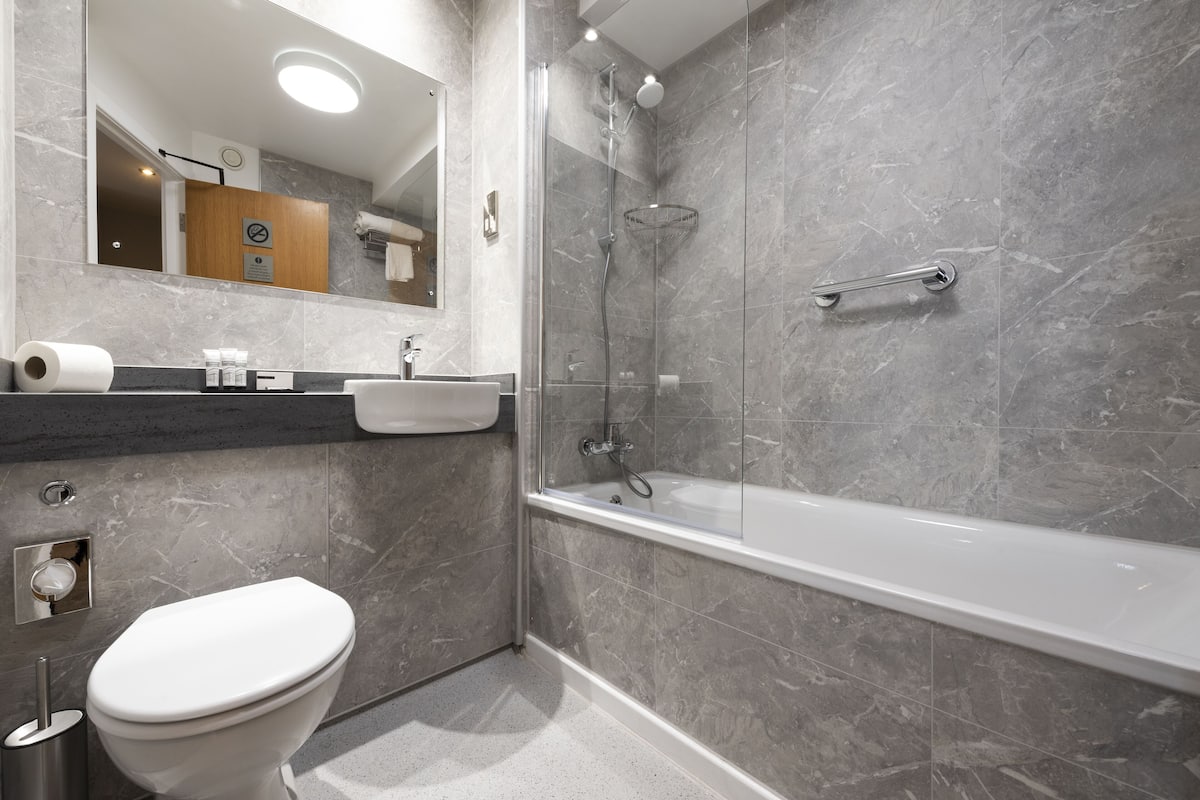 family room | bathroom | free toiletries, hair dryer, towels, soap