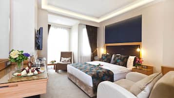 1 bedroom, Egyptian cotton sheets, premium bedding, down comforters