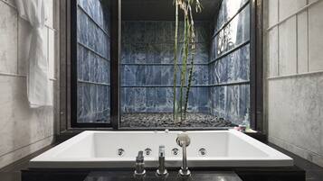 Grande Luxury, Suite | Badezimmer | Designer-Toilettenartikel, Haartrockner, Bademäntel, Hausschuhe