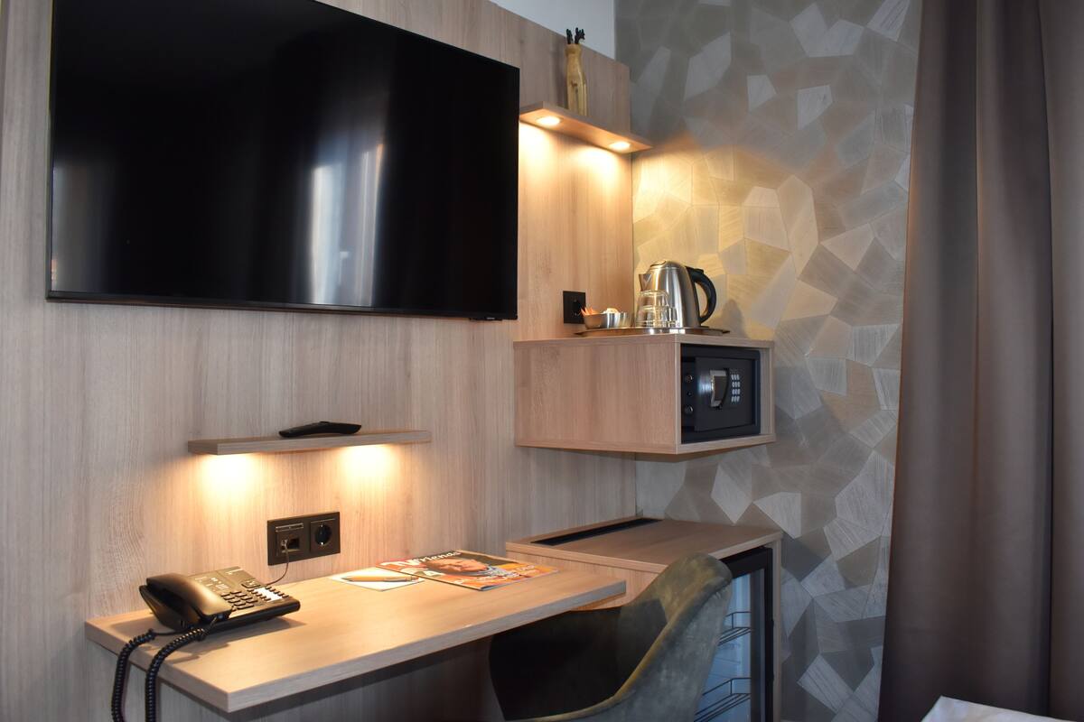 superior double room, balcony, mountain view | living area