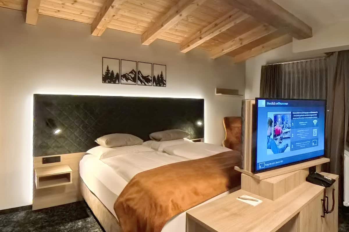 deluxe double room | living area