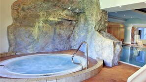 Piscina interna, piscina externa sazonal, guarda-sóis, espreguiçadeiras