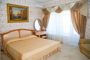 Minibar, in-room safe, soundproofing, iron/ironing board - Villa Neapol (Odesa)