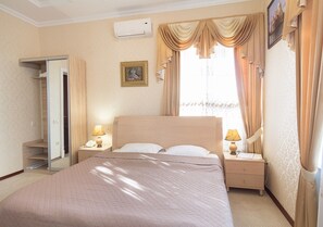 Habitación estándar | Minibar, caja de seguridad en la habitación y insonorización 