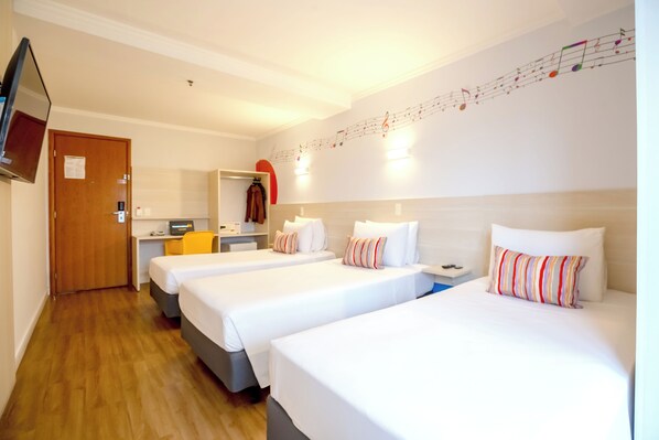 Kolmen hengen standard-huone | Tallelokero huoneessa, työpöytä, pimennysverhot, silitysrauta/-lauta