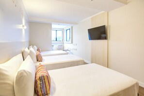 In-room safe, desk, blackout curtains, iron/ironing board - Transamerica Fit Villa Lobos (São Paulo)