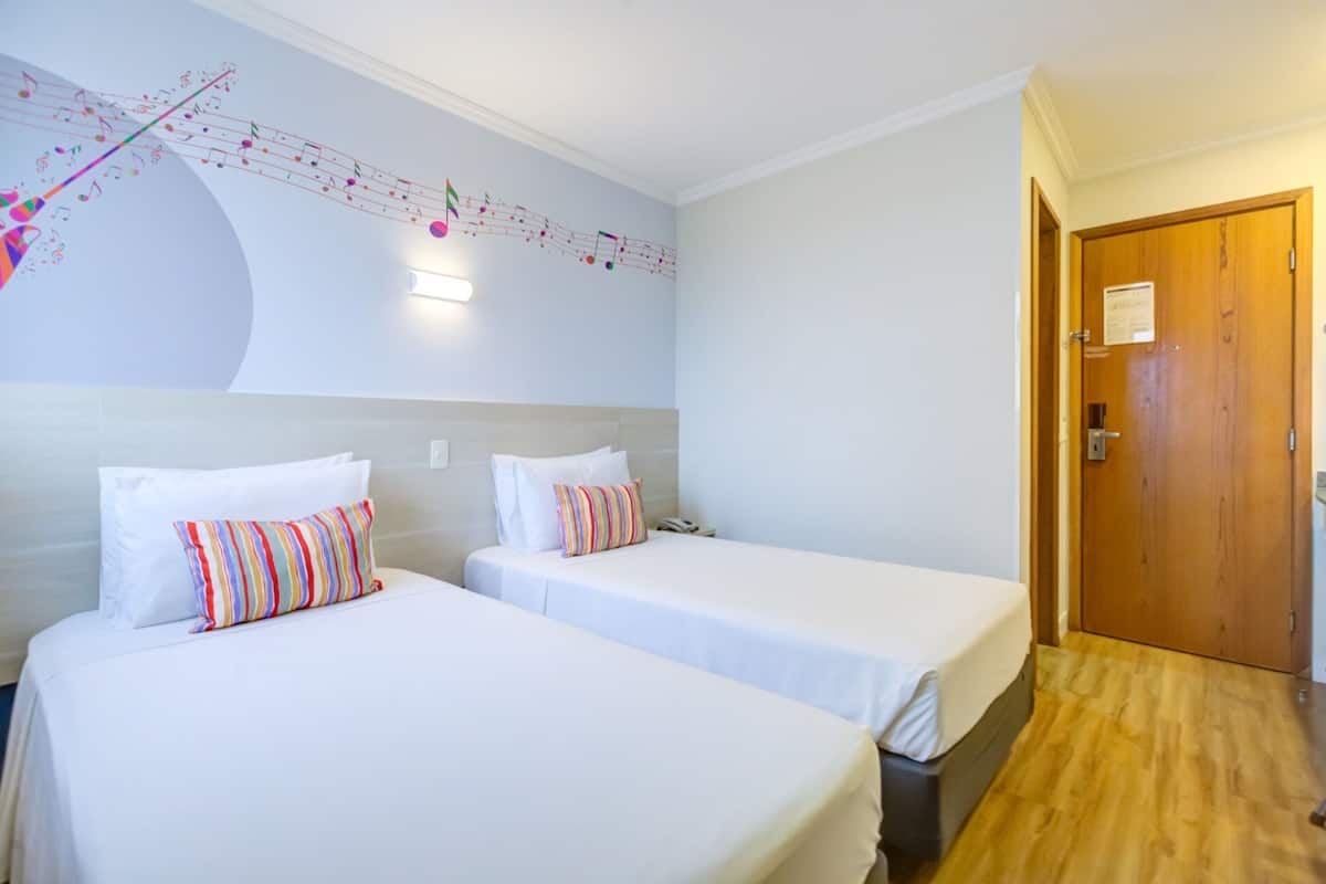 标准双床房 | 客房内保险箱、办公桌、遮光窗帘、熨斗/熨板