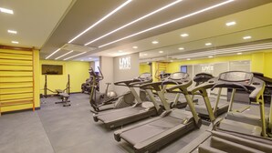 A gym with treadmills, stationary bikes, and weight machines. - Transamerica Fit Villa Lobos (São Paulo)