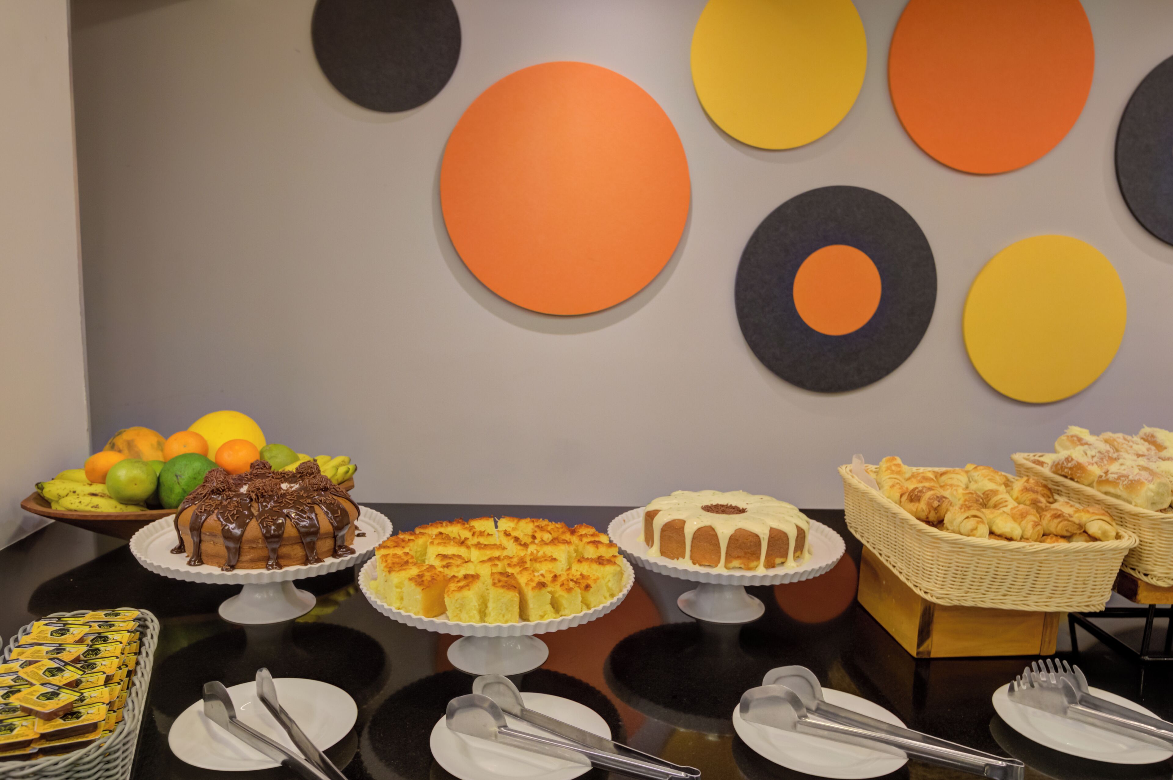 Une table de buffet proposant divers desserts et fruits.