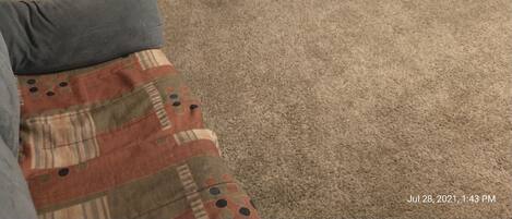 Habitación Deluxe, 1 cama King size, cocineta | Área de sala de estar | Televisión de pantalla plana de 32 pulgadas con canales vía satélite