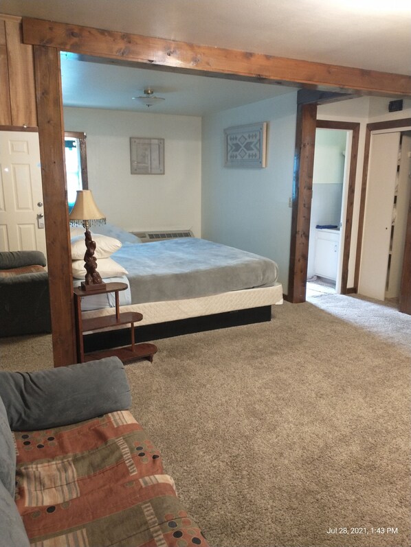 Kamar Deluks, 1 Tempat Tidur King, dapur kecil | Area keluarga | Televisi layar datar 32-inci dengan saluran TV satelit dan TV