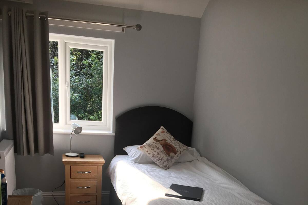 Superior Single Room, Ensuite, Garden View